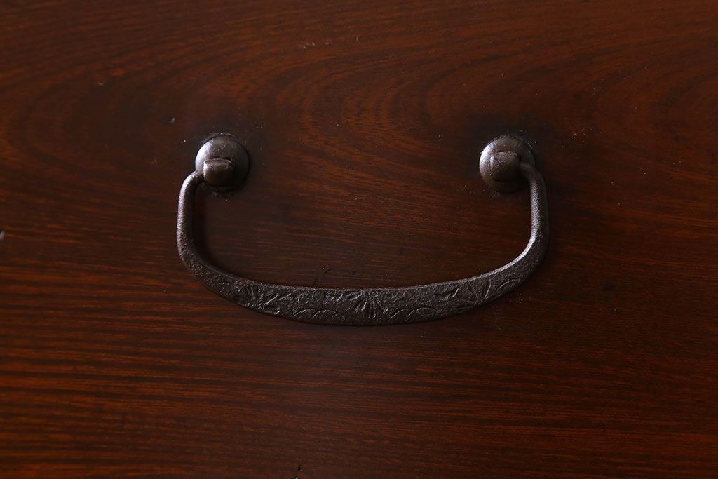 アンティーク家具　和製アンティーク　漆塗りが上品な鉄脚付きチェスト(箪笥、タンス、引き出し)