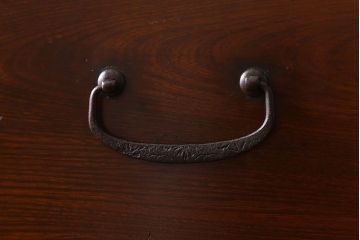 アンティーク家具　和製アンティーク　漆塗りが上品な鉄脚付きチェスト(箪笥、タンス、引き出し)