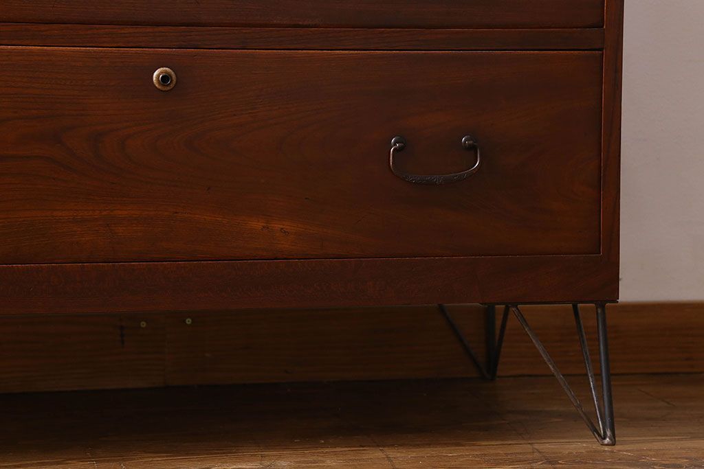 アンティーク家具　和製アンティーク　漆塗りが上品な鉄脚付きチェスト(箪笥、タンス、引き出し)