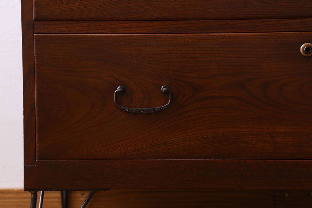 アンティーク家具　和製アンティーク　漆塗りが上品な鉄脚付きチェスト(箪笥、タンス、引き出し)