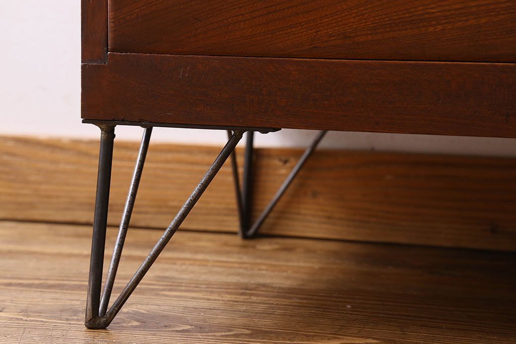 アンティーク家具　和製アンティーク　漆塗りが上品な鉄脚付きチェスト(箪笥、タンス、引き出し)