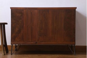 アンティーク家具　和製アンティーク　漆塗りが上品な鉄脚付きチェスト(箪笥、タンス、引き出し)