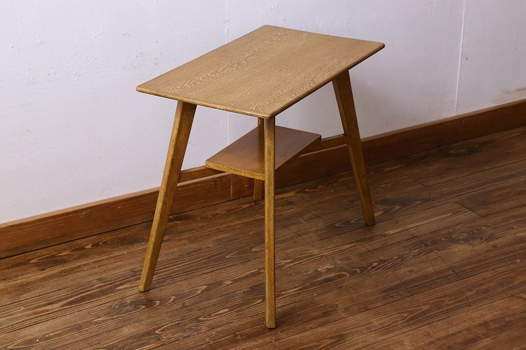レトロ家具　昭和レトロ　温かみのある色味が魅力的なナラ材のサイドテーブル(花台、飾り台)