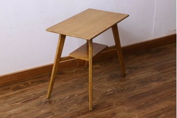 レトロ家具　昭和レトロ　温かみのある色味が魅力的なナラ材のサイドテーブル(花台、飾り台)