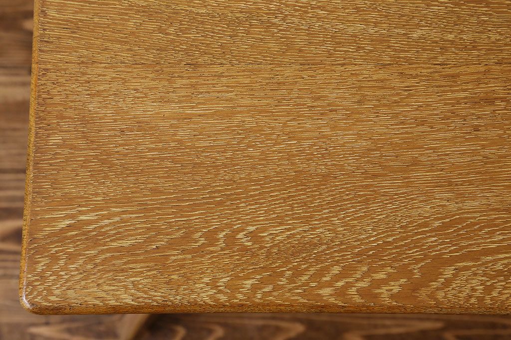 レトロ家具　昭和レトロ　温かみのある色味が魅力的なナラ材のサイドテーブル(花台、飾り台)