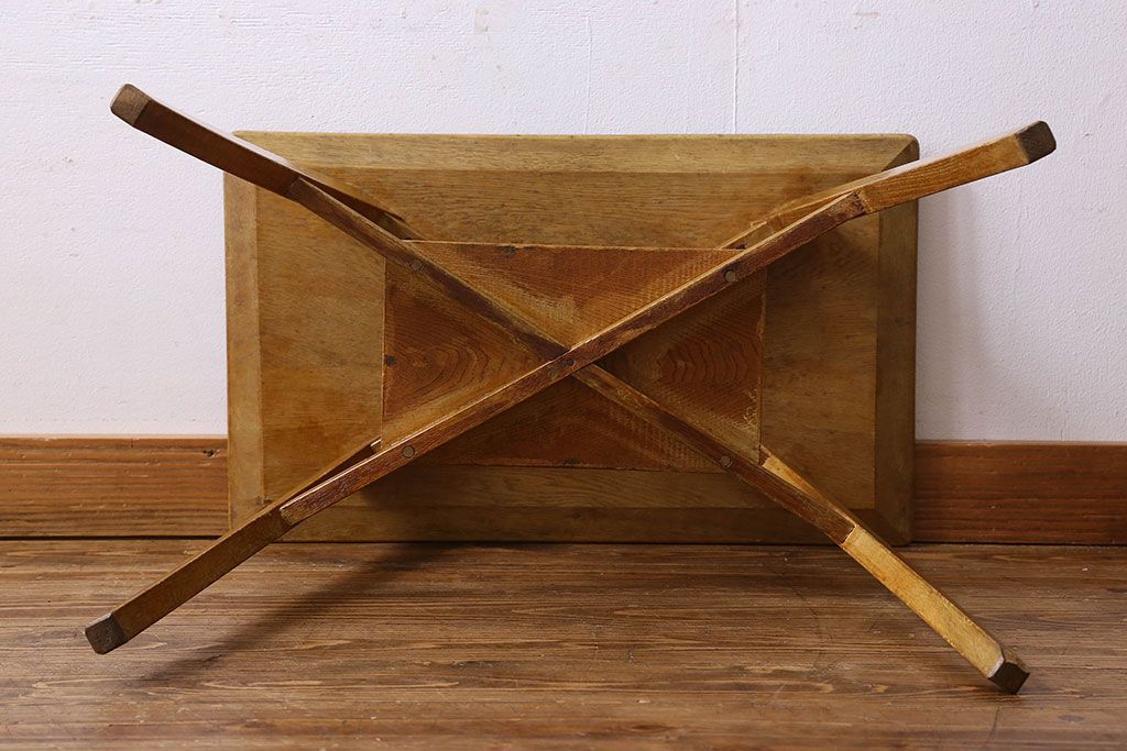 レトロ家具　昭和レトロ　温かみのある色味が魅力的なナラ材のサイドテーブル(花台、飾り台)