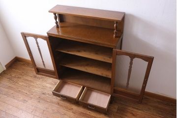 レトロ家具　レトロガラス入り!上品な佇まいのアンティークブックケース(本箱、収納棚、食器棚)
