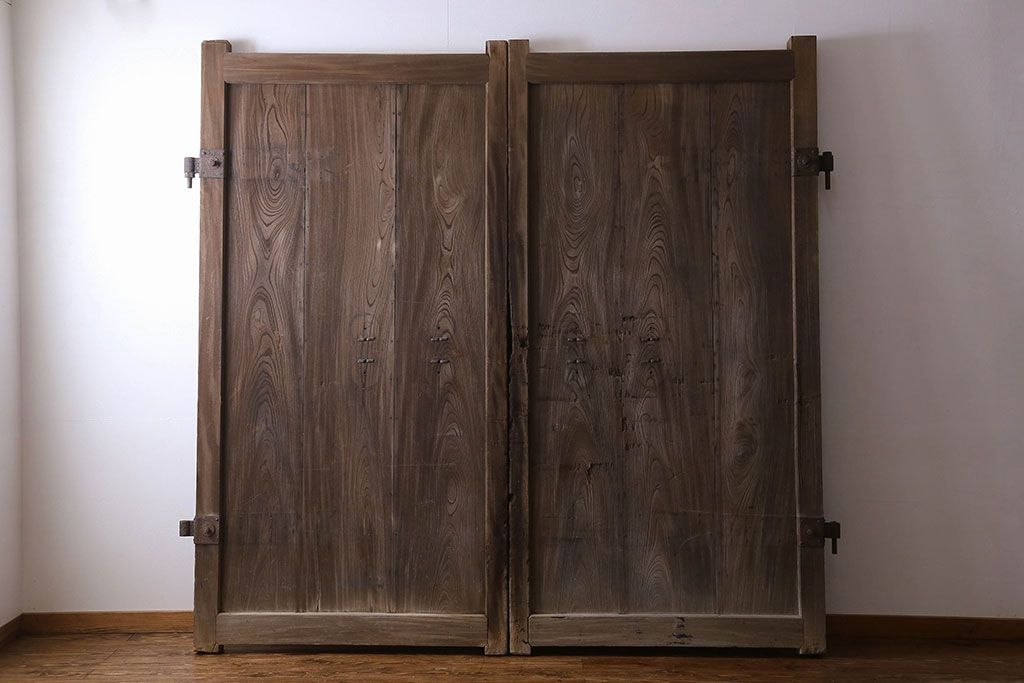 和製アンティーク　総ケヤキ材　特大　味わいのある風合いの門扉(蔵戸、建具、玄関戸)(1)