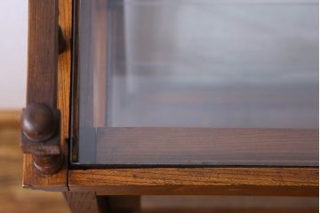 アンティーク家具　和製アンティーク　天飾りがおしゃれな栓材のショーケース(ガラスケース、陳列棚、飾り棚)