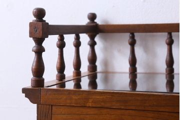アンティーク家具　和製アンティーク　天飾りがおしゃれな栓材のショーケース(ガラスケース、陳列棚、飾り棚)
