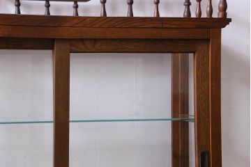 アンティーク家具　和製アンティーク　天飾りがおしゃれな栓材のショーケース(ガラスケース、陳列棚、飾り棚)