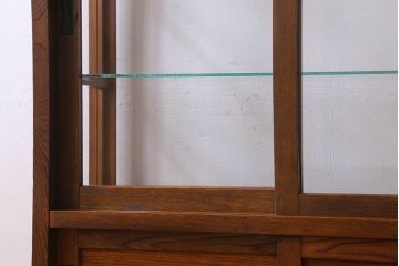 アンティーク家具　和製アンティーク　天飾りがおしゃれな栓材のショーケース(ガラスケース、陳列棚、飾り棚)