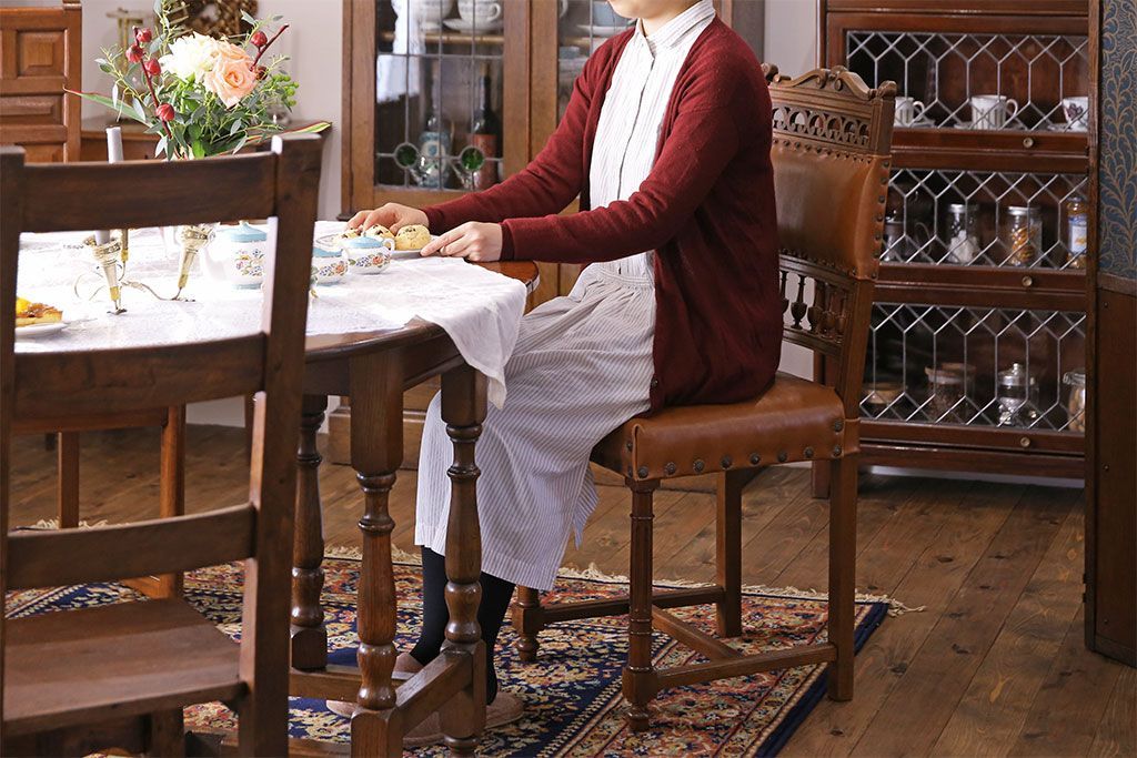 アンティーク家具　フランスアンティーク　本革　優美なデザインのダイニングチェア(椅子、イス)