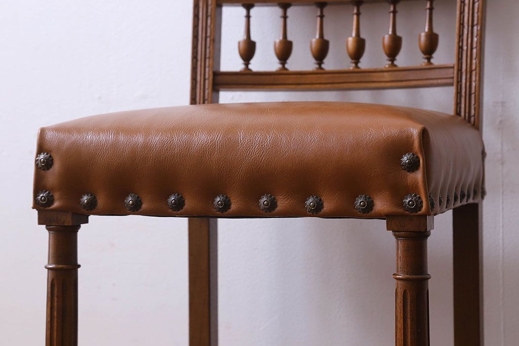 アンティーク家具　フランスアンティーク　本革　優美なデザインのダイニングチェア(椅子、イス)