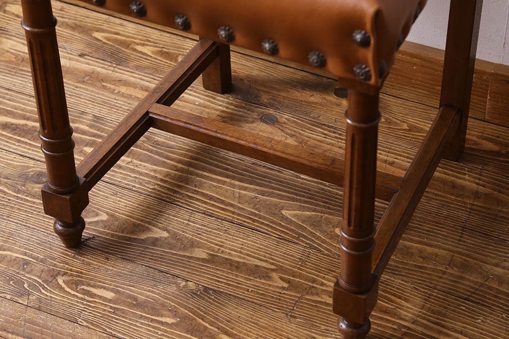 アンティーク家具　フランスアンティーク　本革　優美なデザインのダイニングチェア(椅子、イス)