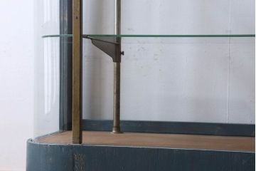 ペイント家具　Rガラスが目を引くショーケース(ガラスケース、陳列棚、飾り棚)