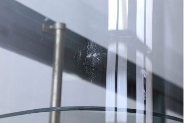 ペイント家具　Rガラスが目を引くショーケース(ガラスケース、陳列棚、飾り棚)