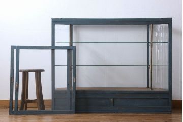 ペイント家具　Rガラスが目を引くショーケース(ガラスケース、陳列棚、飾り棚)