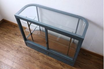 ペイント家具　Rガラスが目を引くショーケース(ガラスケース、陳列棚、飾り棚)