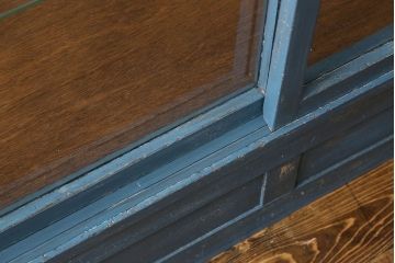 ペイント家具　Rガラスが目を引くショーケース(ガラスケース、陳列棚、飾り棚)