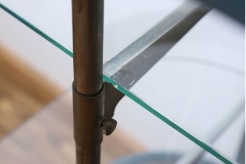 ペイント家具　Rガラスが目を引くショーケース(ガラスケース、陳列棚、飾り棚)