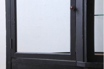 ペイント家具　シックモダンな雰囲気漂う大型のショーケース(ガラスケース、陳列棚、飾り棚)