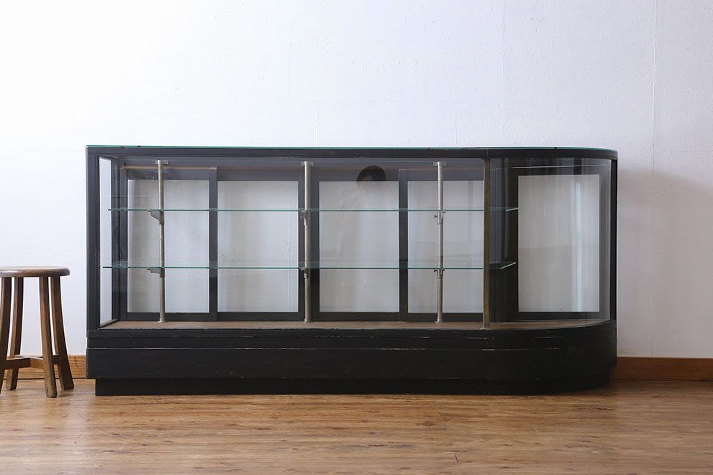 ペイント家具　シックモダンな雰囲気漂う大型のショーケース(ガラスケース、陳列棚、飾り棚)