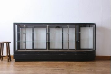 ペイント家具　シックモダンな雰囲気漂う大型のショーケース(ガラスケース、陳列棚、飾り棚)