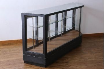 ペイント家具　シックモダンな雰囲気漂う大型のショーケース(ガラスケース、陳列棚、飾り棚)