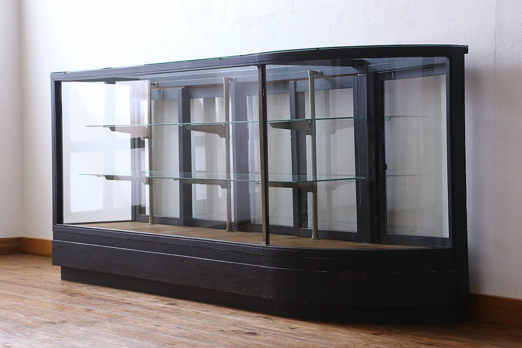 ペイント家具　シックモダンな雰囲気漂う大型のショーケース(ガラスケース、陳列棚、飾り棚)