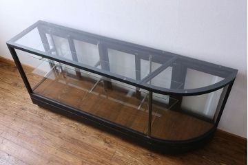 ペイント家具　シックモダンな雰囲気漂う大型のショーケース(ガラスケース、陳列棚、飾り棚)