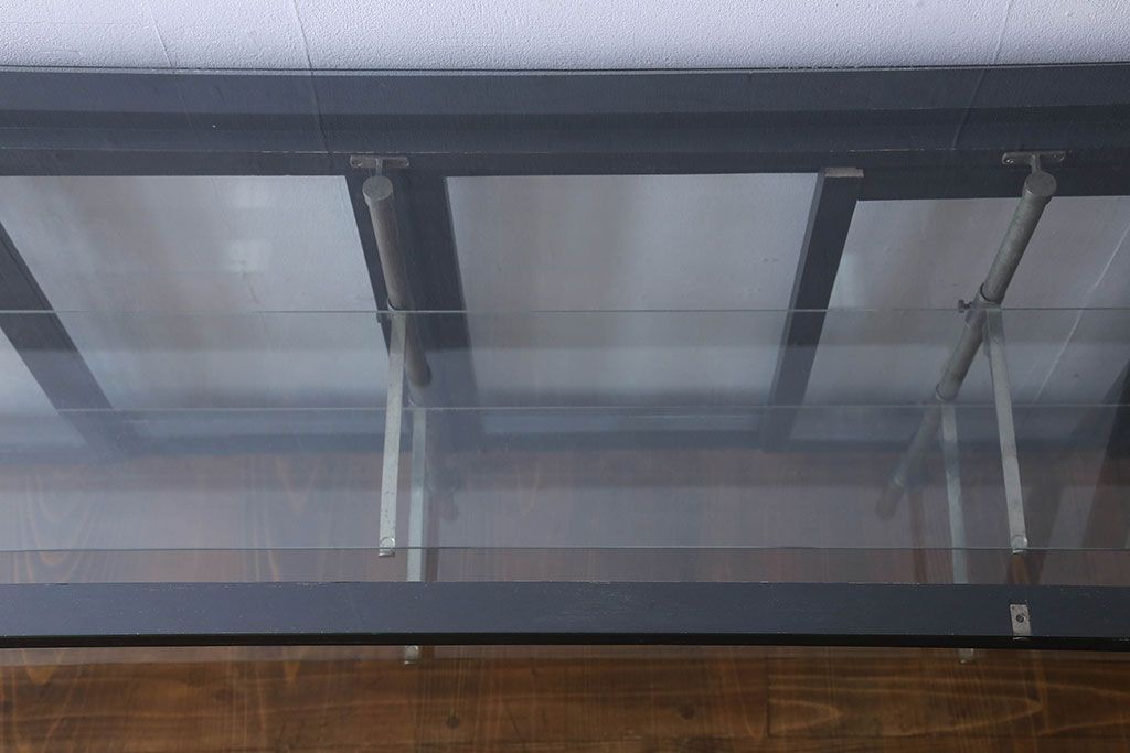 ペイント家具　シックモダンな雰囲気漂う大型のショーケース(ガラスケース、陳列棚、飾り棚)