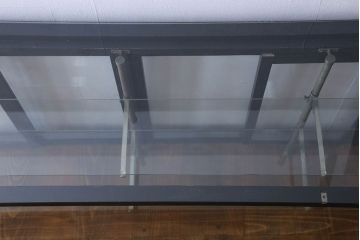 ペイント家具　シックモダンな雰囲気漂う大型のショーケース(ガラスケース、陳列棚、飾り棚)