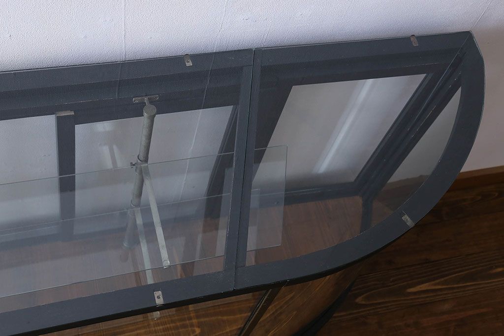 ペイント家具　シックモダンな雰囲気漂う大型のショーケース(ガラスケース、陳列棚、飾り棚)