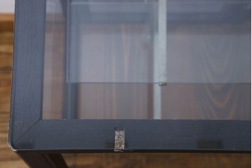 ペイント家具　シックモダンな雰囲気漂う大型のショーケース(ガラスケース、陳列棚、飾り棚)