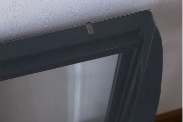 ペイント家具　シックモダンな雰囲気漂う大型のショーケース(ガラスケース、陳列棚、飾り棚)