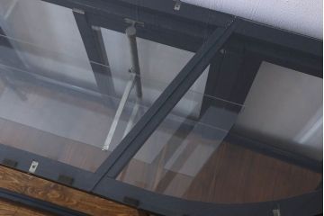 ペイント家具　シックモダンな雰囲気漂う大型のショーケース(ガラスケース、陳列棚、飾り棚)