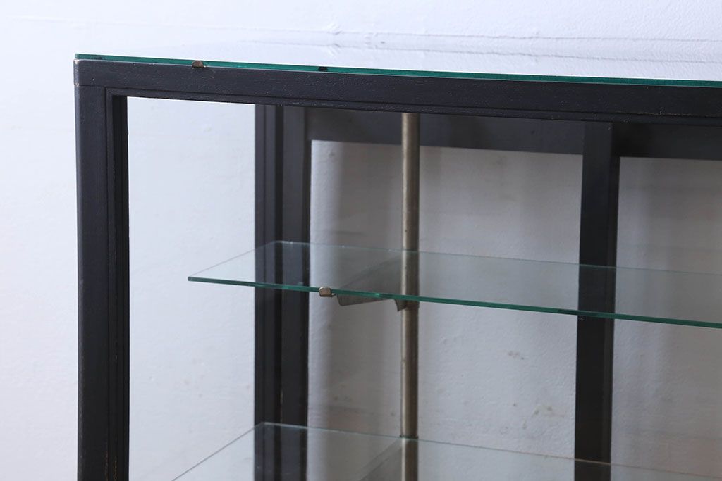 ペイント家具　シックモダンな雰囲気漂う大型のショーケース(ガラスケース、陳列棚、飾り棚)