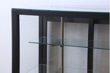 ペイント家具　シックモダンな雰囲気漂う大型のショーケース(ガラスケース、陳列棚、飾り棚)