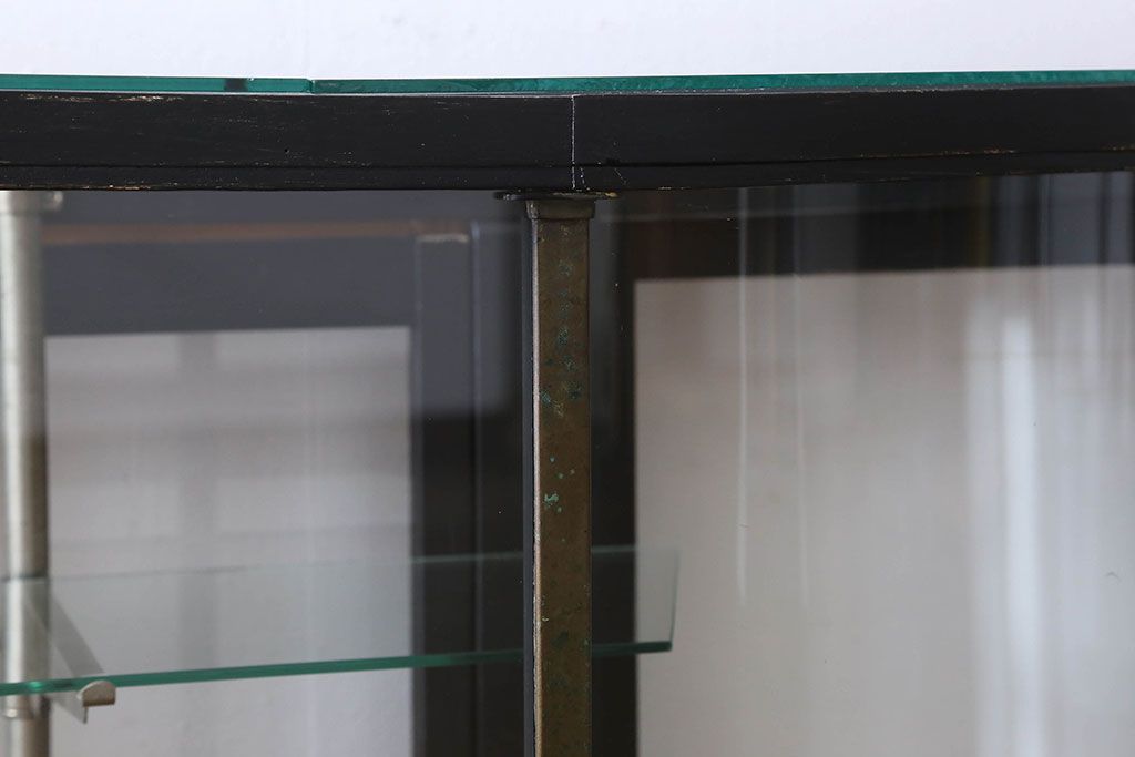 ペイント家具　シックモダンな雰囲気漂う大型のショーケース(ガラスケース、陳列棚、飾り棚)