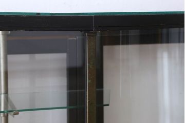 ペイント家具　シックモダンな雰囲気漂う大型のショーケース(ガラスケース、陳列棚、飾り棚)