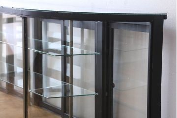 ペイント家具　シックモダンな雰囲気漂う大型のショーケース(ガラスケース、陳列棚、飾り棚)