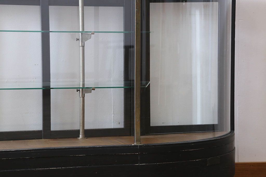 ペイント家具　シックモダンな雰囲気漂う大型のショーケース(ガラスケース、陳列棚、飾り棚)