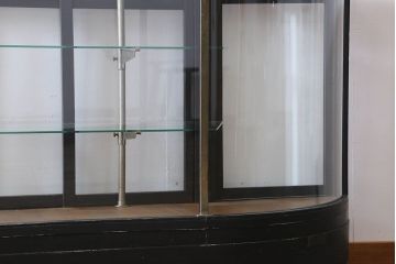 ペイント家具　シックモダンな雰囲気漂う大型のショーケース(ガラスケース、陳列棚、飾り棚)