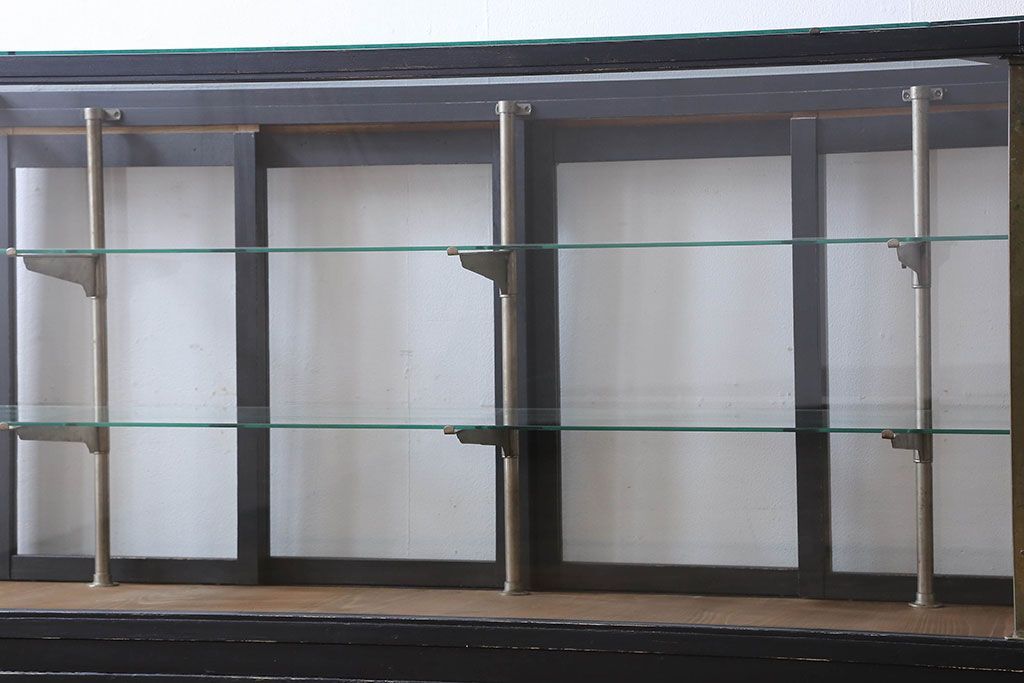 ペイント家具　シックモダンな雰囲気漂う大型のショーケース(ガラスケース、陳列棚、飾り棚)