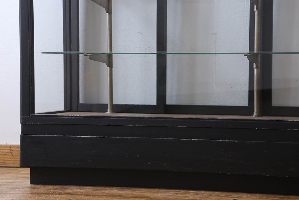 ペイント家具　シックモダンな雰囲気漂う大型のショーケース(ガラスケース、陳列棚、飾り棚)