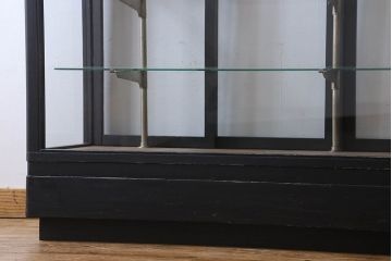 ペイント家具　シックモダンな雰囲気漂う大型のショーケース(ガラスケース、陳列棚、飾り棚)