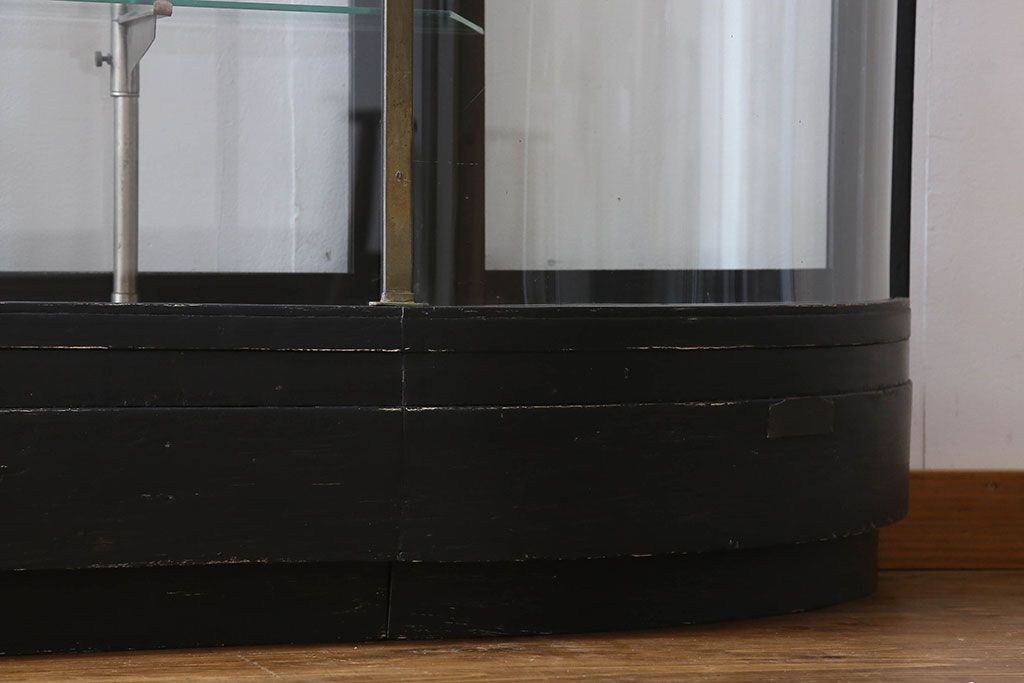 ペイント家具　シックモダンな雰囲気漂う大型のショーケース(ガラスケース、陳列棚、飾り棚)