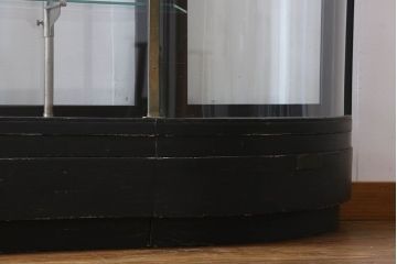 ペイント家具　シックモダンな雰囲気漂う大型のショーケース(ガラスケース、陳列棚、飾り棚)