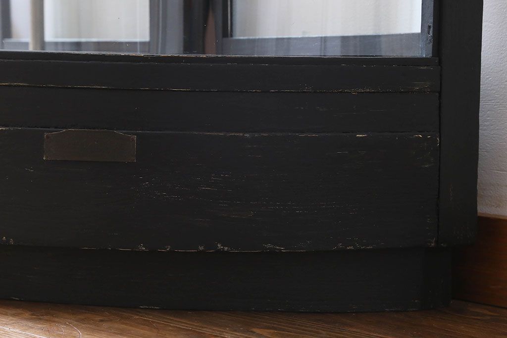 ペイント家具　シックモダンな雰囲気漂う大型のショーケース(ガラスケース、陳列棚、飾り棚)